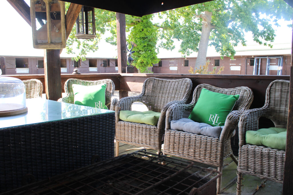 outdoor eating area for familys at skybears holidays